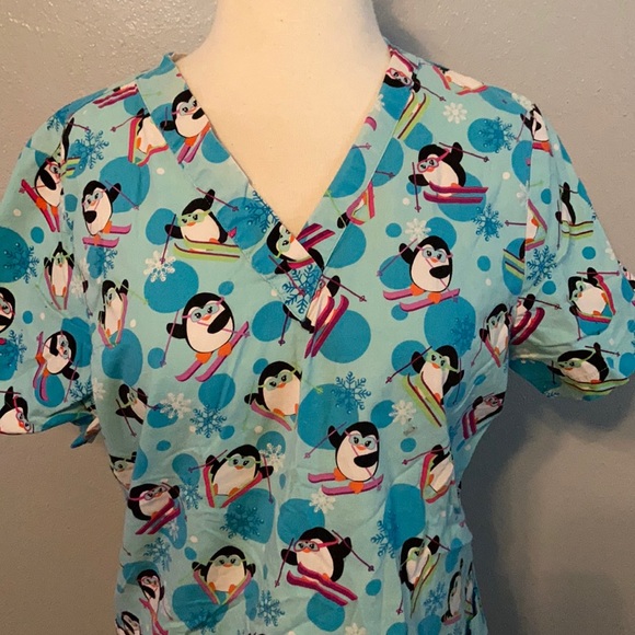Izzy Tops - Izzy Scrub Top Winter Skiing Penguins Blue M?